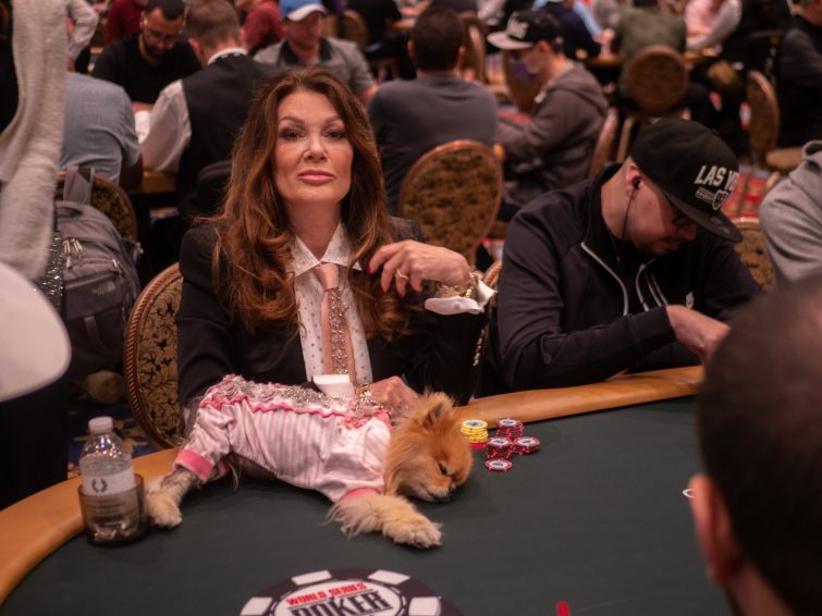 ¿Está bien que haya perros en las mesas de poker?